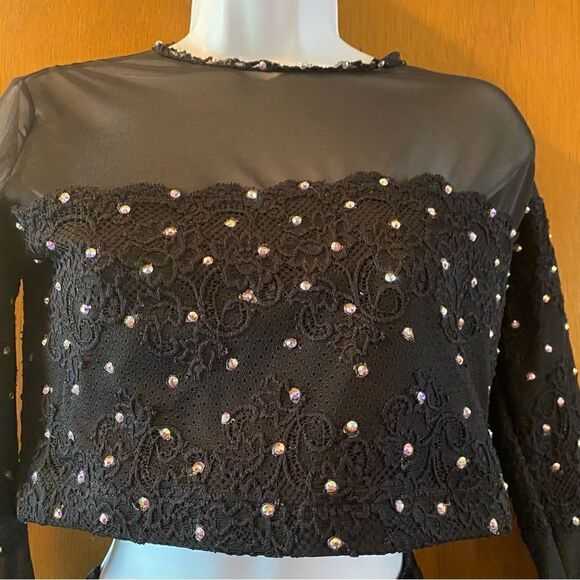 Tops - ✨ Lightweight Long sleeve crop top with lace and rhinestone details. Size Large